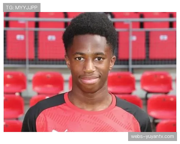 雷恩赛前赠予登贝莱纪念海报,致敬优秀青训毕业生 雷恩赛前赠予登贝莱纪念海报,致敬优秀青训毕业生